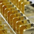 What determines the gold spot price?